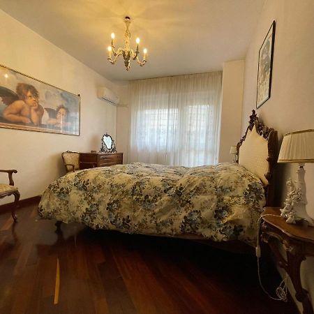 Stanza Classica Eur Tintoretto Bed and Breakfast Roma Esterno foto