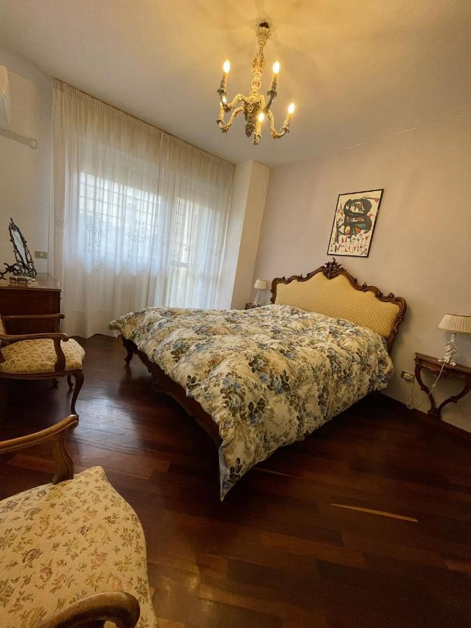 Stanza Classica Eur Tintoretto Bed and Breakfast Roma Esterno foto