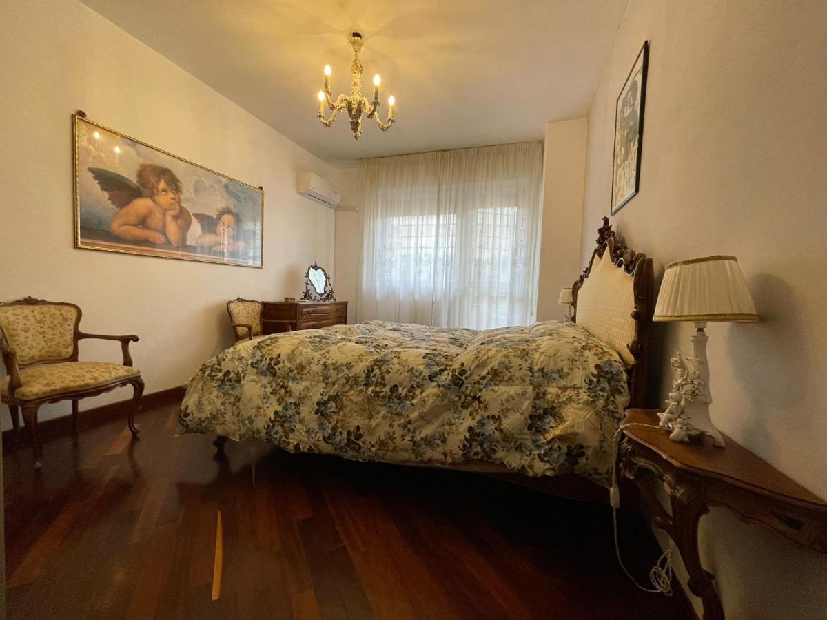 Stanza Classica Eur Tintoretto Bed and Breakfast Roma Esterno foto